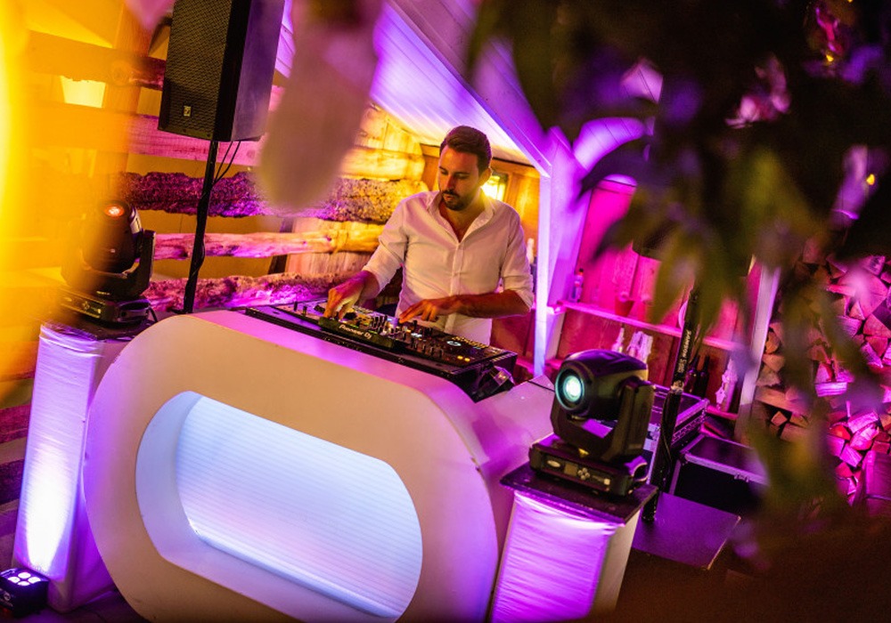 DJ booth compact huren