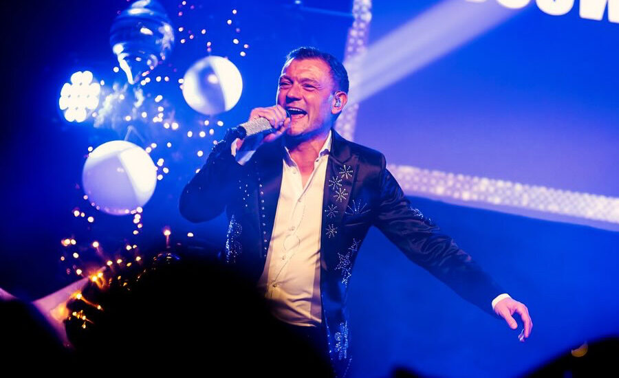 Zanger Toine Kremer boeken voor feest